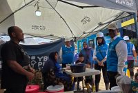 Komisaris Independen PLN, Yazid Fanani (ketiga dari kiri), bersama Direktur Legal dan Manajemen Human Capital PLN, Yusuf Didi Setiarto (kanan), dan Direktur Keuangan PLN, Sinthya Roesly (kedua dari kanan), dalam kegiatan bakti sosial di Aceh Tamiang pada Jumat (19/12), turut meninjau dapur umum di Kantor PLN Unit Layanan Pelanggan (ULP) Kuala Simpang untuk memastikan makanan bagi para pengungsi berkualitas baik. Foto (PLN)