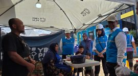 Komisaris Independen PLN, Yazid Fanani (ketiga dari kiri), bersama Direktur Legal dan Manajemen Human Capital PLN, Yusuf Didi Setiarto (kanan), dan Direktur Keuangan PLN, Sinthya Roesly (kedua dari kanan), dalam kegiatan bakti sosial di Aceh Tamiang pada Jumat (19/12), turut meninjau dapur umum di Kantor PLN Unit Layanan Pelanggan (ULP) Kuala Simpang untuk memastikan makanan bagi para pengungsi berkualitas baik. Foto (PLN)