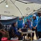 Komisaris Independen PLN, Yazid Fanani (ketiga dari kiri), bersama Direktur Legal dan Manajemen Human Capital PLN, Yusuf Didi Setiarto (kanan), dan Direktur Keuangan PLN, Sinthya Roesly (kedua dari kanan), dalam kegiatan bakti sosial di Aceh Tamiang pada Jumat (19/12), turut meninjau dapur umum di Kantor PLN Unit Layanan Pelanggan (ULP) Kuala Simpang untuk memastikan makanan bagi para pengungsi berkualitas baik. Foto (PLN)