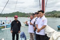 Ketua Koni Lombok Barat H.Abubakar Abdullah, Kepala Bappeda Lombok Barat, Deni Arif Nugroho dan sejumlah pejabt lainya saat lounching PELATDA KONI LOBAR di atas perahu. Foto (Doc. KONI Lombok Barat).