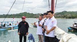 Ketua Koni Lombok Barat H.Abubakar Abdullah, Kepala Bappeda Lombok Barat, Deni Arif Nugroho dan sejumlah pejabt lainya saat lounching PELATDA KONI LOBAR di atas perahu. Foto (Doc. KONI Lombok Barat).