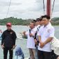 Ketua Koni Lombok Barat H.Abubakar Abdullah, Kepala Bappeda Lombok Barat, Deni Arif Nugroho dan sejumlah pejabt lainya saat lounching PELATDA KONI LOBAR di atas perahu. Foto (Doc. KONI Lombok Barat).