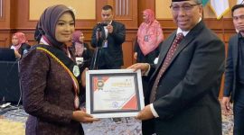 Sekolah Tinggi Ilmu Kesehatan (STIKES) Hamzar sukses menyelenggarakan wisuda dan pengambilan sumpah bagi lebih dari seratus calon tenaga kesehatan, Senin 22 Desember 2025. Foto (Ramli/gontb).