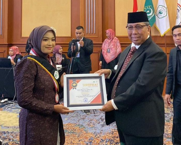 Sekolah Tinggi Ilmu Kesehatan (STIKES) Hamzar sukses menyelenggarakan wisuda dan pengambilan sumpah bagi lebih dari seratus calon tenaga kesehatan, Senin 22 Desember 2025. Foto (Ramli/gontb).