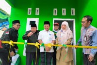 Bupati Lombok Barat, Lalu Ahmad Zaini bersama Wakil Bupati Lombok Barat dan Badan Amil Zakat Nasional (Baznas) Kabupaten Lombok Barat bersama mitra meresmikan program pembangunan 60 unit rumah layak huni dan penyaluran 29 unit grobak UMKM bagi masyarakat kurang mampu.