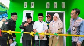 Bupati Lombok Barat, Lalu Ahmad Zaini bersama Wakil Bupati Lombok Barat dan Badan Amil Zakat Nasional (Baznas) Kabupaten Lombok Barat bersama mitra meresmikan program pembangunan 60 unit rumah layak huni dan penyaluran 29 unit grobak UMKM bagi masyarakat kurang mampu.