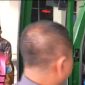 Tersangka H. MZ, S.IP, ASN di Dinas Sosial  Kabupaten Lombok Barat, saat di giring ke mobil untuk dibawa ke lapas Kelas IIA Lombok Barat. Selasa (02/12/2025).