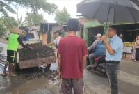 Anggota DPRD Lombok Barat Dr. Syamsuriansyah, saat turun langsung memantau tambal jalan berlubang di Desa Telagawaru, Labuapi, Lombok Barat pada Rabu (3/12/2025). Foto (Ramli/gontb).