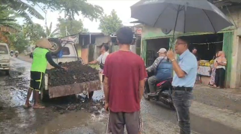 Anggota DPRD Lombok Barat Dr. Syamsuriansyah, saat turun langsung memantau tambal jalan berlubang di Desa Telagawaru, Labuapi, Lombok Barat pada Rabu (3/12/2025). Foto (Ramli/gontb).