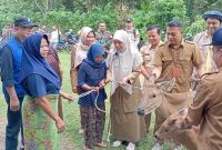 Wakil Bupati Lombok Barat Hj. Nurul Adha (UNA) bersama Yayasan Relief Islami Indonesia menyerahkan secara simbolis 166 ekor sapi kepada masyarakat Desa Lembah Sempage, Kecamatan Narmada, Kabupaten Lombok Barat. Selasa (23/12/2025).