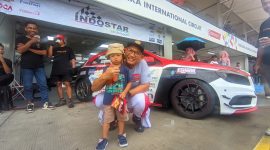Pembalap Christian de AP, nomor 45 berfoto dengan anak cilik di area paddock di Sirkuit Mandalika. Minggu (14/12/2025). Foto (SAHAYA)