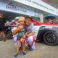 Pembalap Christian de AP, nomor 45 berfoto dengan anak cilik di area paddock di Sirkuit Mandalika. Minggu (14/12/2025). Foto (SAHAYA)