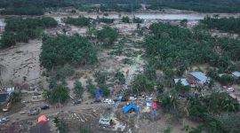 PLN juga memodifikasi alat berat atau crane menjadi tower darurat untuk mengganti salah satu tower yang terdampak bencana di jalur transmisi 150 kV Pangkalan Brandan - Langsa. Foto (PLN)