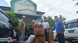 Pimpinan dan Staff saat menyalurkan bantuan di kantor KUA Kecamatan Sandubaya Mataram. Foto (Rohmie Wahida)