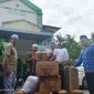 Pimpinan dan Staff saat menyalurkan bantuan di kantor KUA Kecamatan Sandubaya Mataram. Foto (Rohmie Wahida)
