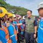 COO Danantara sekaligus Kepala BP BUMN, Dony Oskaria (kedua dari kanan) didampingi Direktur Utama PLN, Darmawan Prasodjo (kanan) menyapa dan memberikan semangat kepada relawan PLN yang turun membantu membantu masyarakat terdampak bencana setelah Apel Pelepasan Relawan BUMN Peduli pada Jumat (19/12) di Kualanamu, Deli Serdang, Sumatera Utara.