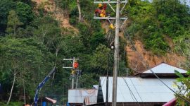 Petugas PLN sedang memperbaiki konstruksi jaringan listrik di Desa Lubuk Sibuk, Kuala Simpang, Aceh Tamiang. Jaringan listrik ini merupakan salah satu yang terdampak oleh banjir dan tanah longsor yang sempat melanda wilayah tersebut. Foto (PLN)