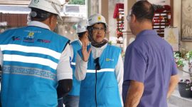 GM PLN UIW NTB, Sri Heny Purwanti turun langsung melakukan check point pengamanan kelistrikan di Gereja St. Maria Immaculata, Gereja Immanuel, dan GBI Rock Mataram. Rabu (24/12/2025). Foto (PLN NTB)