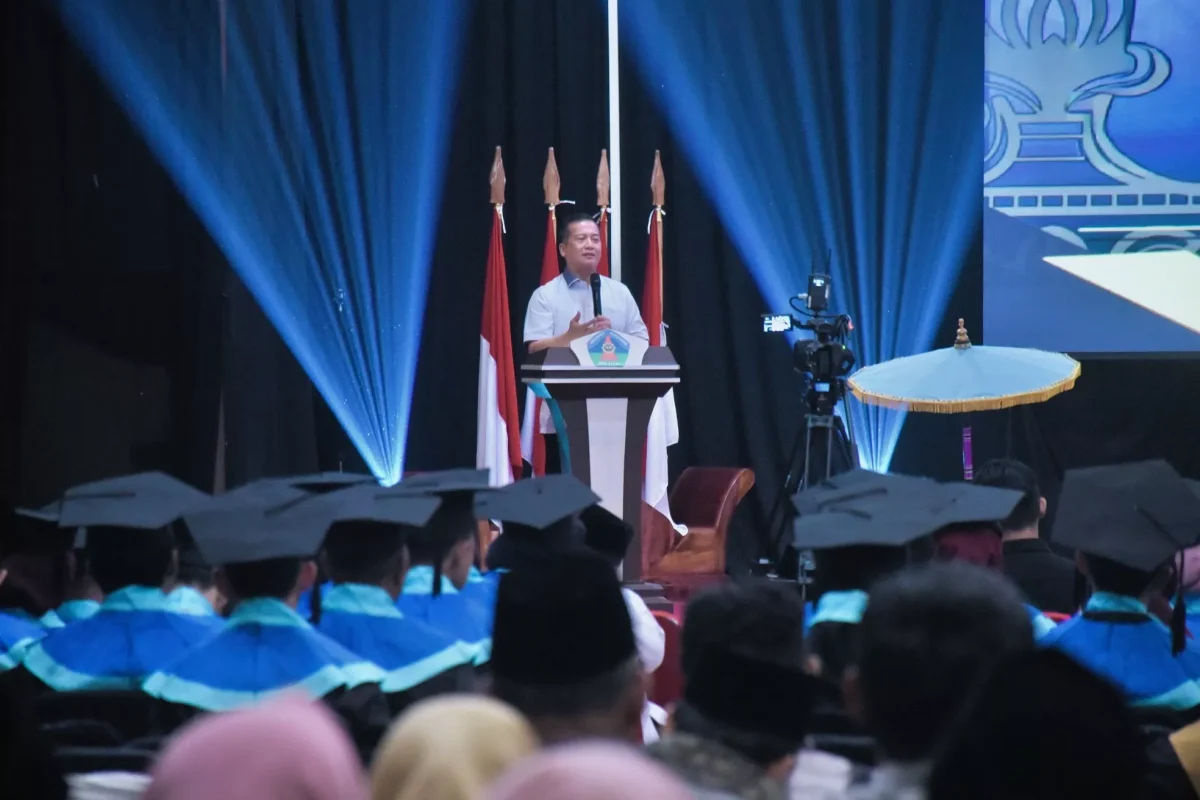 Gubernur Nusa Tenggara Barat (NTB), Dr. Lalu Muhamad Iqbal, menghadiri Wisuda Sarjana Strata Satu (S1) Institut Elkatarie Angkatan ke-II Tahun 2025 yang digelar di Hotel Grand Madani, Mataram, Senin (29/12/2025).