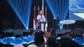 Gubernur Nusa Tenggara Barat (NTB), Dr. Lalu Muhamad Iqbal, menghadiri Wisuda Sarjana Strata Satu (S1) Institut Elkatarie Angkatan ke-II Tahun 2025 yang digelar di Hotel Grand Madani, Mataram, Senin (29/12/2025).