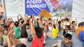 Posko Dukungan Psikososial Kemkomdigi yang berada di halaman Dinas Pendidikan Kabupaten Tapteng, Sabtu (6/12/2025), tampak riuh oleh suasana tawa dan kekompakan anak-anak. Aktivitas bernyanyi, menggambar, mewarnai dan bercerita cukup membuat suasana duka sekejap hilang. Foto: Untung Sutomo/InfoPublik-KPM Kemkomdigi.