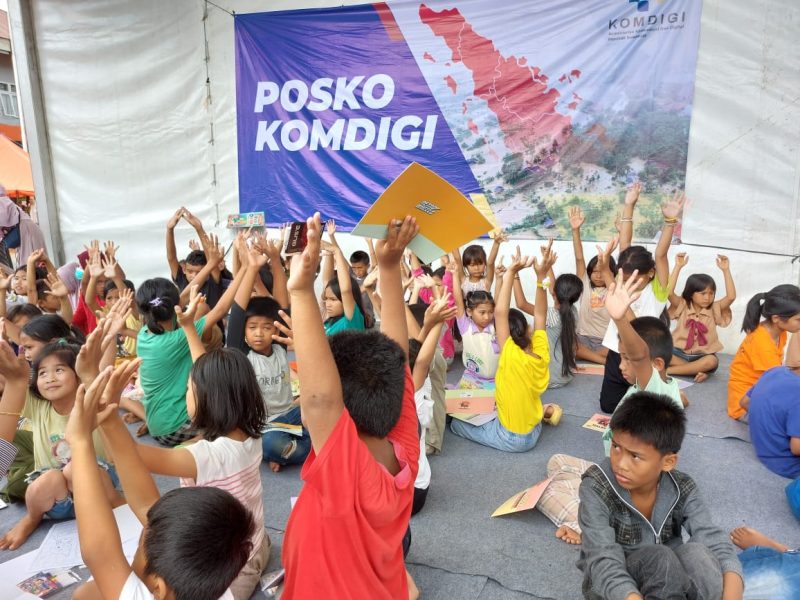 Posko Dukungan Psikososial Kemkomdigi yang berada di halaman Dinas Pendidikan Kabupaten Tapteng, Sabtu (6/12/2025), tampak riuh oleh suasana tawa dan kekompakan anak-anak. Aktivitas bernyanyi, menggambar, mewarnai dan bercerita cukup membuat suasana duka sekejap hilang. Foto: Untung Sutomo/InfoPublik-KPM Kemkomdigi.