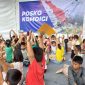 Posko Dukungan Psikososial Kemkomdigi yang berada di halaman Dinas Pendidikan Kabupaten Tapteng, Sabtu (6/12/2025), tampak riuh oleh suasana tawa dan kekompakan anak-anak. Aktivitas bernyanyi, menggambar, mewarnai dan bercerita cukup membuat suasana duka sekejap hilang. Foto: Untung Sutomo/InfoPublik-KPM Kemkomdigi.