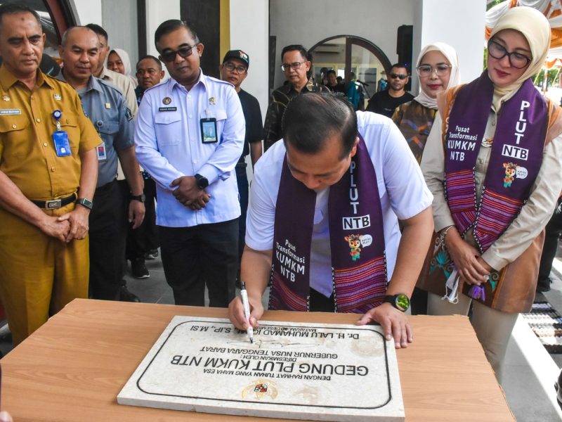 Gubernur NTB Dr. H. Lalu Muhamad Iqbal melakukan Peresmian Pusat Layanan Usaha Terpadu Koperasi UKM (PLUT-KUMKM) Dinas Koperasi UKM di Mataram, Senin (30/12/2025).