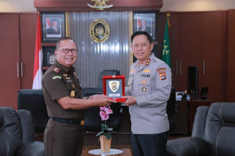 Kapolda NTB Irjen Pol. Edy Murbowo, S.I.K., M.Si., Senin (12/1/2026), melaksanakan silaturahmi ke Kantor Kejaksaan Tinggi Nusa Tenggara Barat. Foto (Doc.ISt)