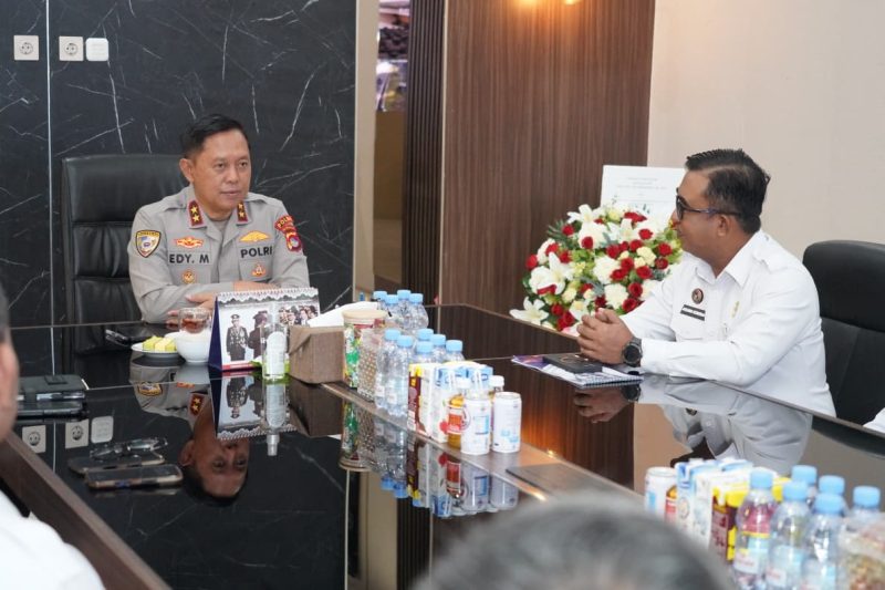 Kapolda NTB Irjen Pol. Edy Murbowo, S.I.K., M.Si. menerima audiensi dan silaturahmi Kepala Kantor Wilayah Direktorat Jenderal Imigrasi NTB Yopie Asmara bersama rombongan, Rabu (14/1/2026).