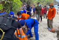 Personel Kapal Polisi XXI-2015 Direktorat Polairud Polda NTB melakukan evakuasi penemuan jenazah seorang perempuan yang belum diketahui identitasnya di kawasan Pantai PT Kalacya, Dusun Pandanan, Desa Malaka, Kabupaten Lombok Utara, Minggu (18/01/2026).