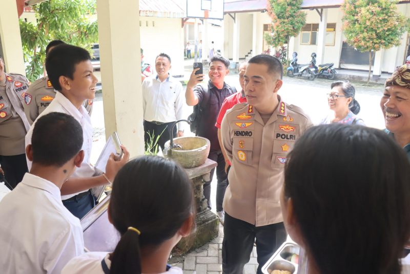 Kapolresta Mataram Kombes Pol. Hendro Purwoko, SIK., MH., memimpin rombongan Polresta Mataram melaksanakan kegiatan sosial yang dirangkaikan dengan silaturahmi dan simakrama bersama keluarga besar Panti Asuhan Dharma Laksana Dwi Jendra, Senin (19/01/2026).