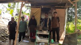 Camat Kuripan didampingi Kasi Pelayananan Desa Kuripan Selatan  bersama Ketua RT.01 Dusun Aik Jambe meninjau rumah Inaq (Ibu) Airiah dan Dion RT.01 Dusun Aik Jambe Desa Kuripan Selatan. Jum'at (30/1/2026).