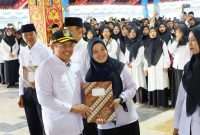 Bupati Lombok Barat, H. Lalu Ahmad Zaini (LAZ) menyerahkan SK kepada 2997 tenaga P3k Paru Waktu.