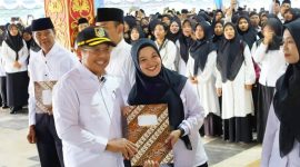 Bupati Lombok Barat, H. Lalu Ahmad Zaini (LAZ) menyerahkan SK kepada 2997 tenaga P3k Paru Waktu.