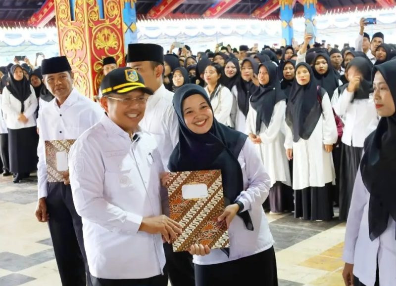 Bupati Lombok Barat, H. Lalu Ahmad Zaini (LAZ) menyerahkan SK kepada 2997 tenaga P3k Paru Waktu.