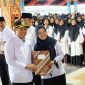 Bupati Lombok Barat, H. Lalu Ahmad Zaini (LAZ) menyerahkan SK kepada 2997 tenaga P3k Paru Waktu.