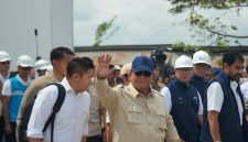 Presiden Republik Indonesia, Prabowo Subianto (depan) saat meninjau progres pembangunan Rumah Hunian Danantara (Huntara) di Aceh Tamiang pada Kamis, 1 Januari 2026. Sumber foto: Biro Pers Sekretariat Presiden.