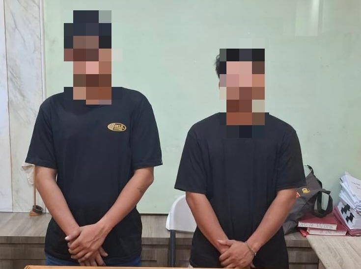 Terduga penyalahgunaan narkotika jenis Sabu inisial MA (24) dan MRR (25) diamankan di salah satu rumah di Kelurahan Ampenan Tengah, Kecamatan Ampenan, Kota Mataram. Selasa (6/01/2026). Foto (Polresta Mataram).