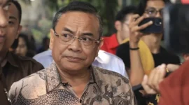 Bupati Pati Sudewo berjalan usai menjalani pemeriksaan di Gedung Merah Putih KPK, Jakarta, Senin (22/9/2025). ANTARA FOTO/Reno Esnir/hma/rwa.