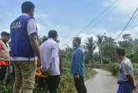 Gubernur NTB Lalu Muhamad Iqbal saat turun langsung meninjau lokasi terdampak di Sekotong, Lombok Barat dan Desa Kabul, Lombok Tengah didampingi Ketua TP PKK NTB Sinta Agathia Iqbal. Rabu (14/1/2026).