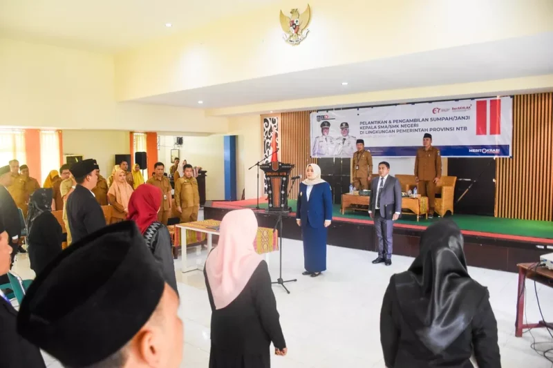 Wakil Gubernur Nusa Tenggara Barat (NTB), Hj. Indah Dhamayanti Putri, melantik dan mengambil sumpah jabatan 26 Kepala Sekolah SMA/SMK se-NTB di Kantor Dinas Pendidikan, Pemuda dan Olahraga (Dikpora) Provinsi NTB, Senin (26/1/2026).