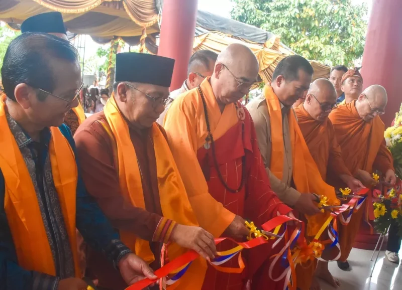 Gubernur Nusa Tenggara Barat (NTB), Lalu Muhamad Iqbal, meresmikan Purna Pugar Vihara Sutta Dhamma dan Vihara Sasana Giri yang berlokasi di Desa Lenek, Kabupaten Lombok Utara (KLU). Kamis (8/1/2026). Foto (Doc.Ist)