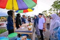 Gubernur NTB H. Lalu Muhammad Iqbal bersama Wakil Bupati Lombok Barat Hj. Nurul Adha saat mengunjungi stand UMKM Pesona Ramadhan yang digelar di Alun-Alun Giri Menang Park (GMP), Kantor Bupati Lombok Barat, Kamis (26/02/2026). Foto (Doc.Ist)