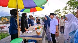 Gubernur NTB H. Lalu Muhammad Iqbal bersama Wakil Bupati Lombok Barat Hj. Nurul Adha saat mengunjungi stand UMKM Pesona Ramadhan yang digelar di Alun-Alun Giri Menang Park (GMP), Kantor Bupati Lombok Barat, Kamis (26/02/2026). Foto (Doc.Ist)