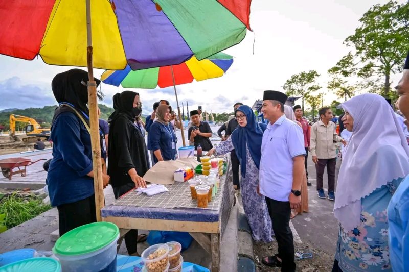 Gubernur NTB H. Lalu Muhammad Iqbal bersama Wakil Bupati Lombok Barat Hj. Nurul Adha saat mengunjungi stand UMKM Pesona Ramadhan yang digelar di Alun-Alun Giri Menang Park (GMP), Kantor Bupati Lombok Barat, Kamis (26/02/2026). Foto (Doc.Ist)