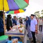 Gubernur NTB H. Lalu Muhammad Iqbal bersama Wakil Bupati Lombok Barat Hj. Nurul Adha saat mengunjungi stand UMKM Pesona Ramadhan yang digelar di Alun-Alun Giri Menang Park (GMP), Kantor Bupati Lombok Barat, Kamis (26/02/2026). Foto (Doc.Ist)