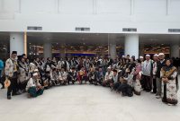Sebanyak 137 jamaah umroh dilepas langsung oleh direktur utama PT Safina Safari Haramain di Bandara Internasional Lombok, Selasa (17/02/2026). Foto (Doc.Safina).