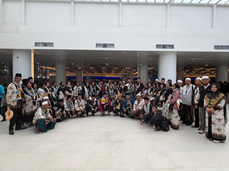 Sebanyak 137 jamaah umroh dilepas langsung oleh direktur utama PT Safina Safari Haramain di Bandara Internasional Lombok, Selasa (17/02/2026). Foto (Doc.Safina).