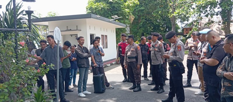 oalisi Pemuda Nusa Tenggara Barat kembali gelar aksi damai jilid keempat untuk menyoroti dugaan lambatnya progres pembangunan infrastruktur di wilayah Sumbawa..